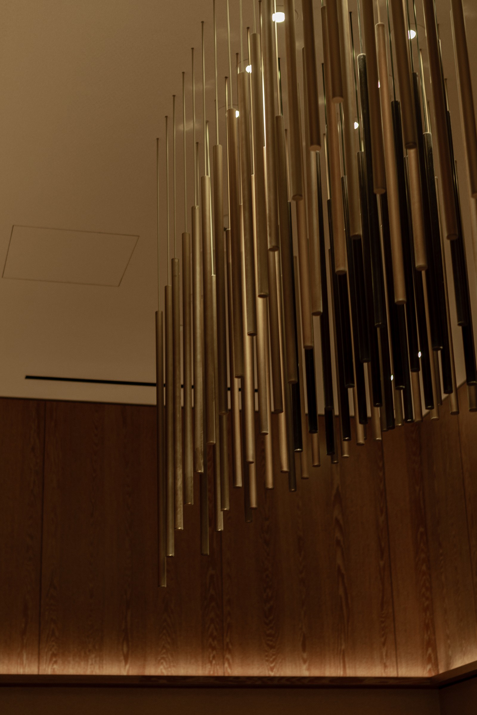 Hanging rod installation, dark accent